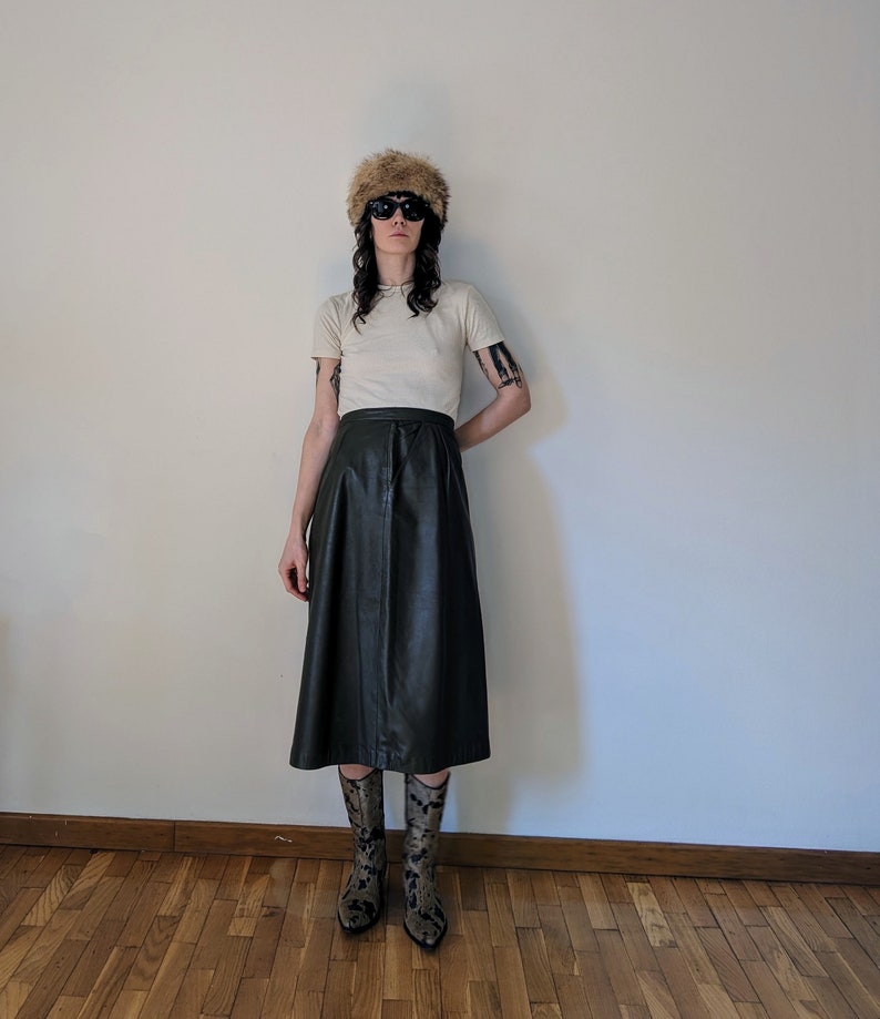 Vintage 1980s real leather longuette skirt by Lanfranco Grilli Perugia Paris, deep green with front pockets, inner lining punk rock'n'roll image 1