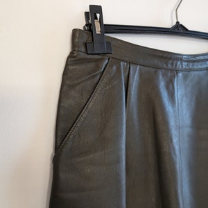 Vintage 1980s real leather longuette skirt by Lanfranco Grilli Perugia Paris, deep green with front pockets, inner lining punk rock'n'roll image 4