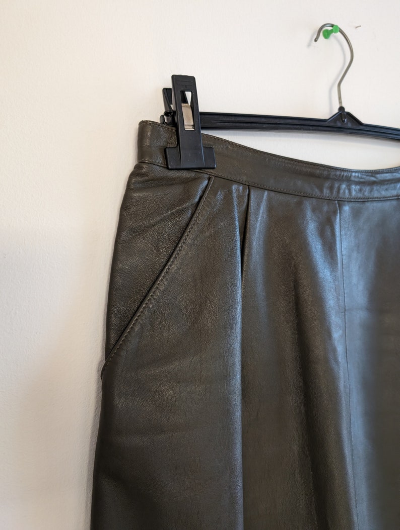 Vintage 1980s real leather longuette skirt by Lanfranco Grilli Perugia Paris, deep green with front pockets, inner lining punk rock'n'roll image 4