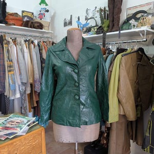 Veste vintage en cuir vert émeraude véritable des années 70 par Betty Barclay, grand col cintré, gros boutons décoratifs taille S