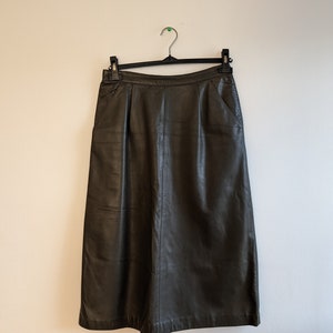 Vintage 1980s real leather longuette skirt by Lanfranco Grilli Perugia Paris, deep green with front pockets, inner lining punk rock'n'roll image 3