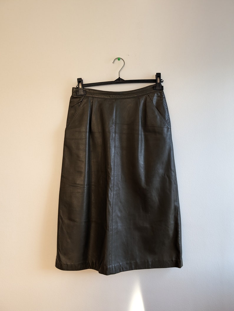 Vintage 1980s real leather longuette skirt by Lanfranco Grilli Perugia Paris, deep green with front pockets, inner lining punk rock'n'roll image 3
