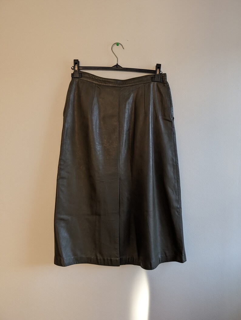 Vintage 1980s real leather longuette skirt by Lanfranco Grilli Perugia Paris, deep green with front pockets, inner lining punk rock'n'roll image 2