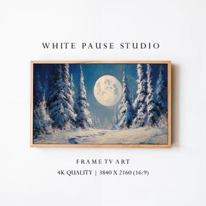 Pode incluir: Pintura emoldurada de uma paisagem de inverno com lua cheia, árvores cobertas de neve e um caminho nevado. A obra de arte está em uma moldura de madeira. O texto "WHITE PAUSE STUDIO" e "FRAME TV ART" são visíveis. A imagem é de qualidade 4K.