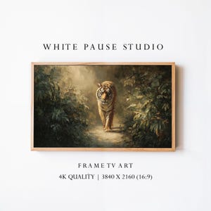 Puede incluir: Obra de arte enmarcada que muestra un tigre caminando por un bosque verde. El tigre tiene rayas naranjas y negras. Se lee "WHITE PAUSE STUDIO" y "FRAME TV ART". La resolución es de 3840 x 2160.