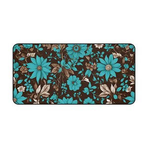 Könnte beinhalten: Eine braune und türkisfarbene Mauspad mit floralem Muster. Das Muster zeigt große türkisfarbene Blumen mit braunen Zentren und kleinere braune Blumen mit weißen Zentren.