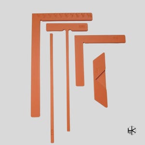 Könnte beinhalten: Ein Set aus fünf orangefarbenen Kunststoff-Zeichen- und Messwerkzeugen, bestehend aus einem L-förmigen Winkel mit Markierungen von 1 bis 10 cm, einem T-Lineal, einer geraden Kante, einem kleineren L-Winkel und einer Diagonalführung, alle mit Prägung.