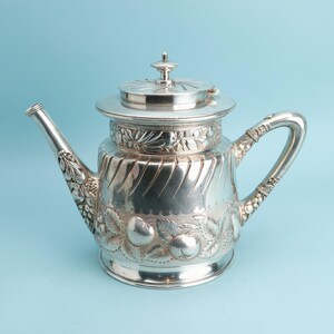 Rogers Smith & Co. Vierfach versilberte große Tee- oder Kaffeekanne mit Fruchtmotiven