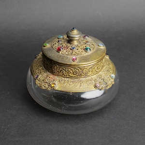 Pote para pó facial Apollo Studios em bronze dourado com detalhes em joias e vidro, estilo Hollywood Regency.