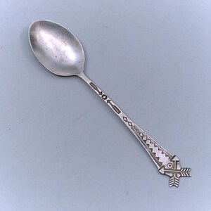 Cuillère amérindienne en argent sterling de 9,5 cm (3 3/4 po) à motif de flèches croisées, non poinçonnée