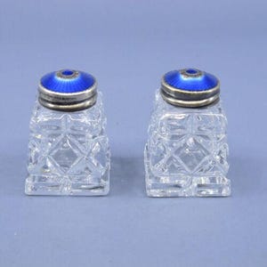 Salero y pimentero de plata esterlina esmaltada y vidrio azul de 1 3/4"