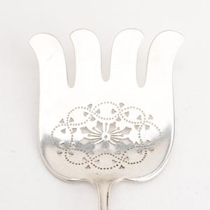 Tenedor para espárragos Palm (1871) de Tiffany & Co., plata de ley, 9,5 pulgadas, 131 g, con monograma. imagen 5