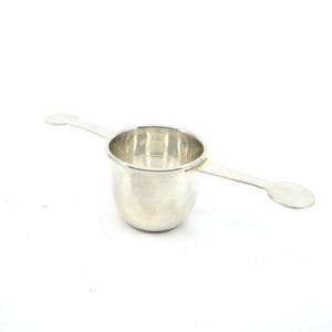 Vaso medidor inclinable de plata esterlina con dos asas CARTIER, artículos de bar de lujo graduados