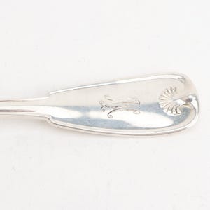 Tenedor para espárragos Palm (1871) de Tiffany & Co., plata de ley, 9,5 pulgadas, 131 g, con monograma. imagen 4