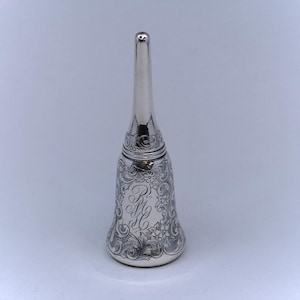 Polvorín Gorham de plata de ley con forma de guante y monograma "BMH" grabado.