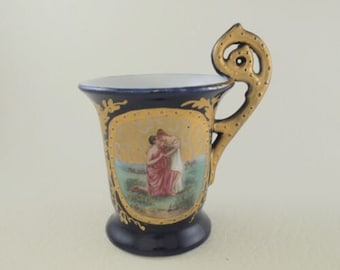 Tasse à Chocolat Antique Couples Scène Watteau en Porcelaine Cobalt et Or