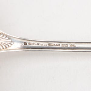 Tenedor para espárragos Palm (1871) de Tiffany & Co., plata de ley, 9,5 pulgadas, 131 g, con monograma. imagen 7