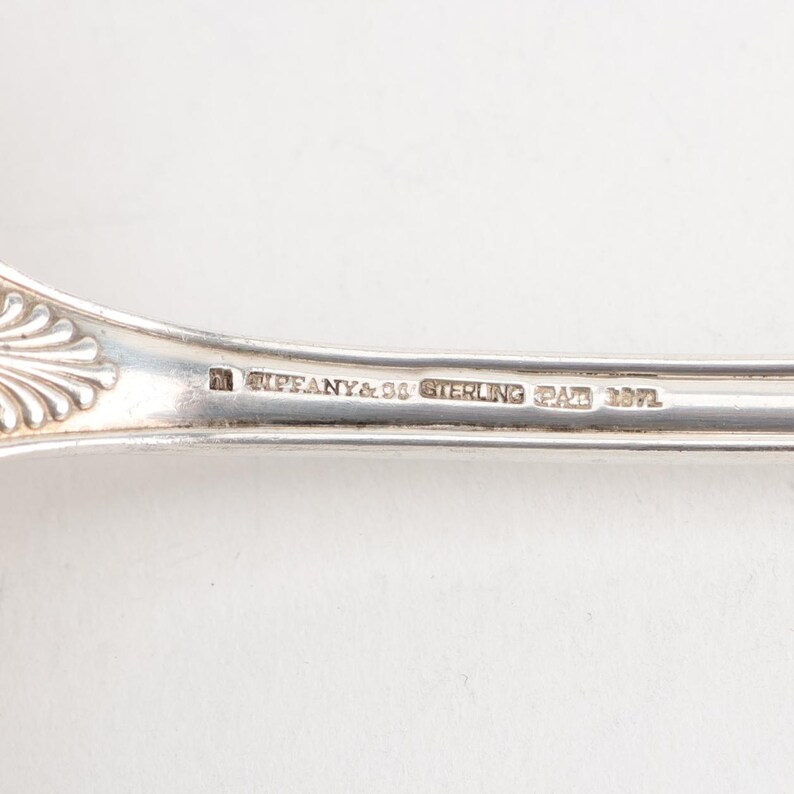 Tenedor para espárragos Palm (1871) de Tiffany & Co., plata de ley, 9,5 pulgadas, 131 g, con monograma. imagen 7