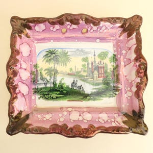 Placa restaurada de cerámica Pink Splash Lustre de Dixon & Co. con paisaje de Oriente Medio.