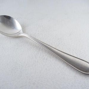 Cuchara para azúcar plateada japonesa de 6" con nudo de lazo en el plato principal, sin monogramas