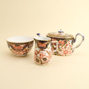 Kings Imari -383 Royal Crown Derby 1884 theeservies: kleine theepot, melkkannetje en suikerpotje