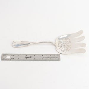 Tenedor para espárragos Palm (1871) de Tiffany & Co., plata de ley, 9,5 pulgadas, 131 g, con monograma. imagen 3