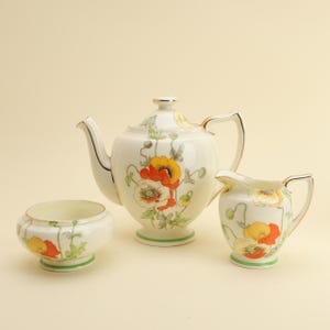 Poppy (V1347) theeservies van Royal Doulton, inclusief kleine theepot, melkkannetje en suikerpotje.