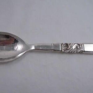 Cuchara grande para servir bayas de plata esterlina Georg Jensen con diseño de volutas, Dinamarca