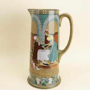 Peut inclure: Pichet en céramique antique et haut, avec une scène peinte détaillée d'un homme et d'une femme à une table, avec un chien. Le pichet a une anse et une base beiges, avec un dessus vert et bleu. La base a un motif de vigne.