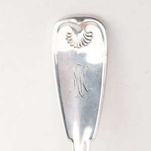 Tenedor para espárragos Palm (1871) de Tiffany & Co., plata de ley, 9,5 pulgadas, 131 g, con monograma. imagen 6