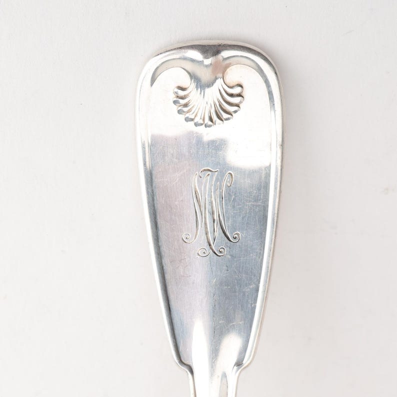 Tenedor para espárragos Palm (1871) de Tiffany & Co., plata de ley, 9,5 pulgadas, 131 g, con monograma. imagen 6