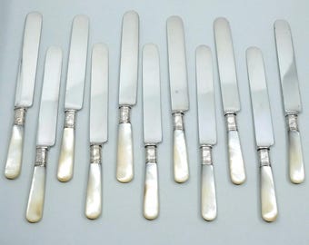 Set di 11 coltelli antichi con fascia in argento sterling e inserti in madreperla, della Meriden Cutlery Co., lunghi 8 3/4 pollici.