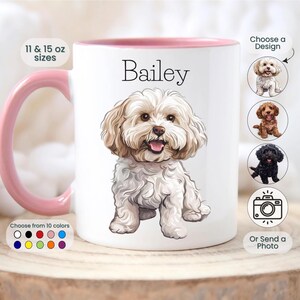 Puede incluir: Taza de cerámica blanca con interior y asa rosas. La taza presenta una ilustración personalizada de un perro llamado Bailey. El texto en la taza dice "Bailey" y "Elige un diseño". Disponible en tamaños de 312 y 425 ml y 10 colores.