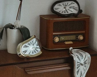 Horloge fondante surréaliste unique - Montre silencieuse de style Dali pour la maison et le bureau | Horloge de bureau/de table au design fondu - Cadeau pour les amateurs d'art