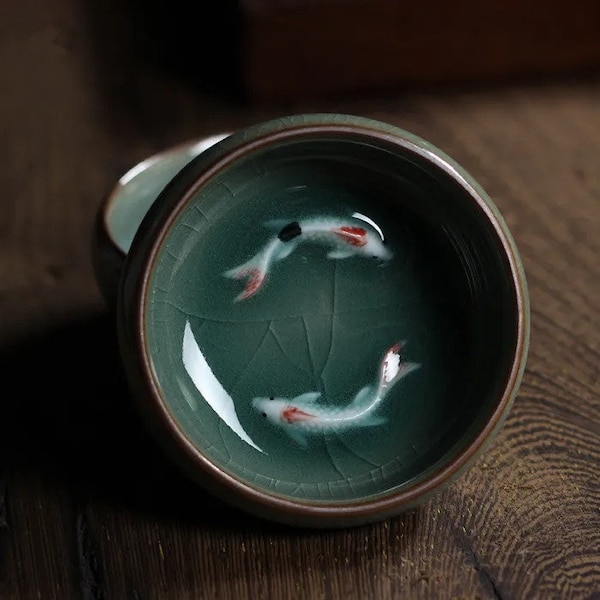 Tasse à thé japonaise avec design en céramique de poissons koi - Choisissez parmi 4 superbes variations - Artisanat authentique pour les amateurs de thé