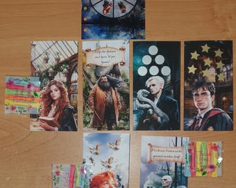 May include: A set of Harry Potter themed bookmarks with various characters and scenes from the books. The bookmarks are printed on cardstock and feature images of Harry Potter, Ron Weasley, Hermione Granger, Draco Malfoy, and Severus Snape. The bookmarks also include text from the books, such as "Würfel deine Harry Potter Challenge aus" and "Per dessen Namen nicht genannt werden darf!"