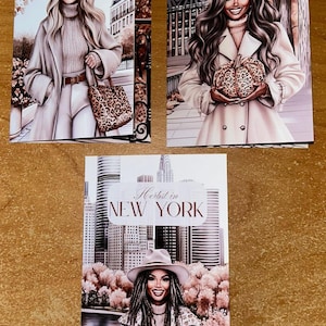 Könnte beinhalten: Drei Grußkarten mit Illustrationen von Frauen in modischen Outfits. Die Karten zeigen den Text "Herbst in Paris", "Herbst in London" und "Herbst in New York". Die Illustrationen haben eine warme Farbpalette.