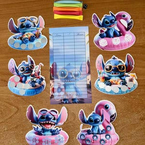 Könnte beinhalten: Ein Stitch-Brettspiel-Set mit Stitch-Charakter-Ausschnitten mit Sonnenbrille und aufblasbaren Ringen. Enthält einen Spielzettel, Würfel und bunte Säckchen. Die Spielteile sind auf einer Holzoberfläche angeordnet.
