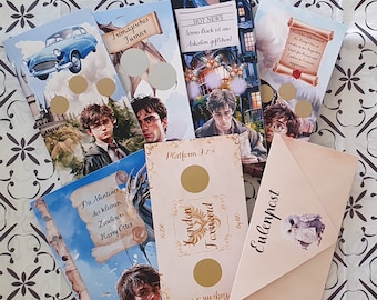May include: A collection of Harry Potter themed cards with gold foil accents. The cards feature images of Harry Potter, Hogwarts, and the Triwizard Tournament. The text on the cards includes "Trimagisches Turnier", "Hot News", "Serius Back ist aus Askaban geflchen!", "Platform 9 3/4", "London Forward", "Die Abenteuer des kleinen Zauberers Harry Otter", and "Eulenpost".