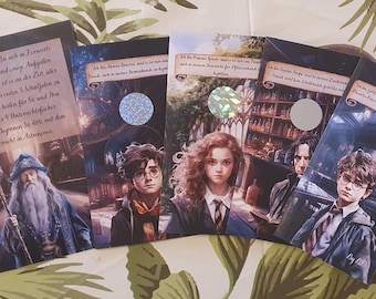May include: Four colorful cards with images of characters from the Harry Potter series. The cards have text in German, including the words "Zauberer" and "Schule".