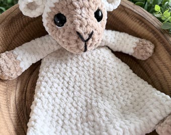 Cordero de ganchillo para abrazar: Peluche de terciopelo hecho a mano
