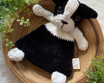 Szydełkowy przytulacz Boston Terrier: aksamitny pluszowy piesek