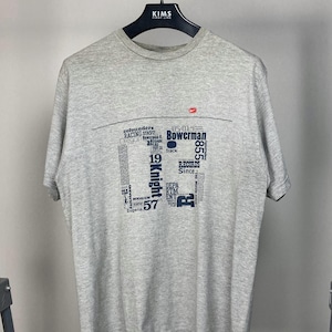 Maglietta Nike #03 grigia sportiva vintage anni 2000 · Maglietta girocollo Nike vintage · Maglietta con logo Swoosh · Maglietta con grafica e logo grande · Maglietta Nike usata ·