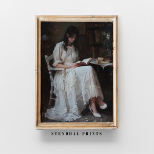 Puede incluir: Una pintura de una mujer con un vestido blanco sentada en una silla y leyendo un libro. La mujer está en una habitación con poca luz con estanterías de libros en el fondo.