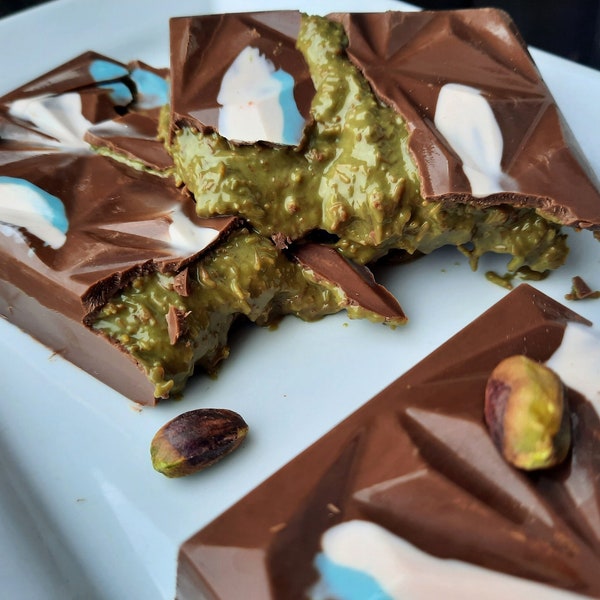 Pistachio and Kunafa Crispy Chocolate Bar | Nutella | Biscoff | Delicious Treat