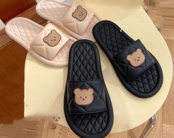 Chanclas de playa de verano para mujer Zapatillas de osito de dibujos animados Fondo suave Baño.