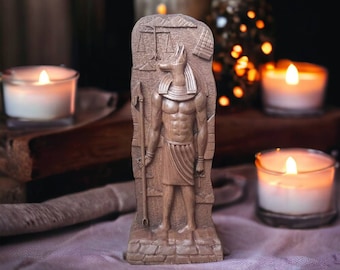 Estatua tallada en madera de Anubis. Anubis, guardián del más allá en la cultura egipcia. Dios egipcio Anubis, dioses del antiguo Egipto. Estatua de altar egipcia.