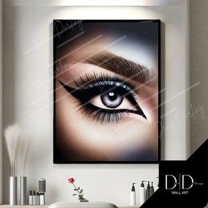 Può includere: Primo piano di un occhio di donna con un eyeliner nero drammatico e ombretto grigio. L'occhio guarda direttamente lo spettatore.