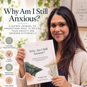 Puede incluir: Un diario guiado titulado Why Am I Still Anxious? de Julie Chal, con una portada blanca, formas abstractas verdes y color melocotón y dibujos botánicos. El diario se sostiene junto a una taza moteada con el texto Progress over Perfection.