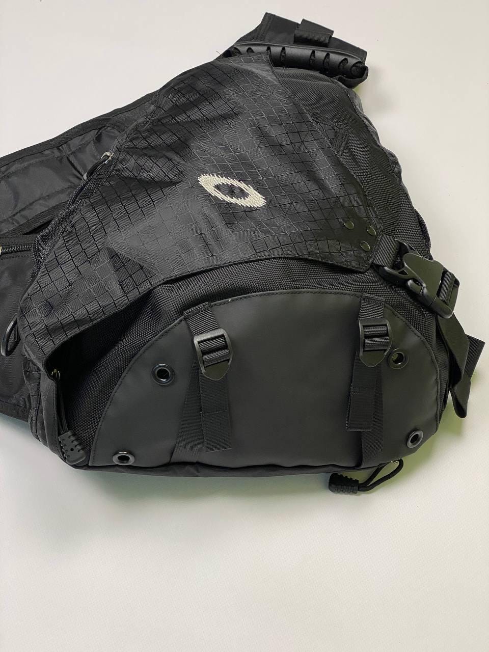 Oakley Vintage Sling Bag Crossbody Software Messenger Bag Oakley Vintage Sling Bag Crossbody Software Messenger Bag